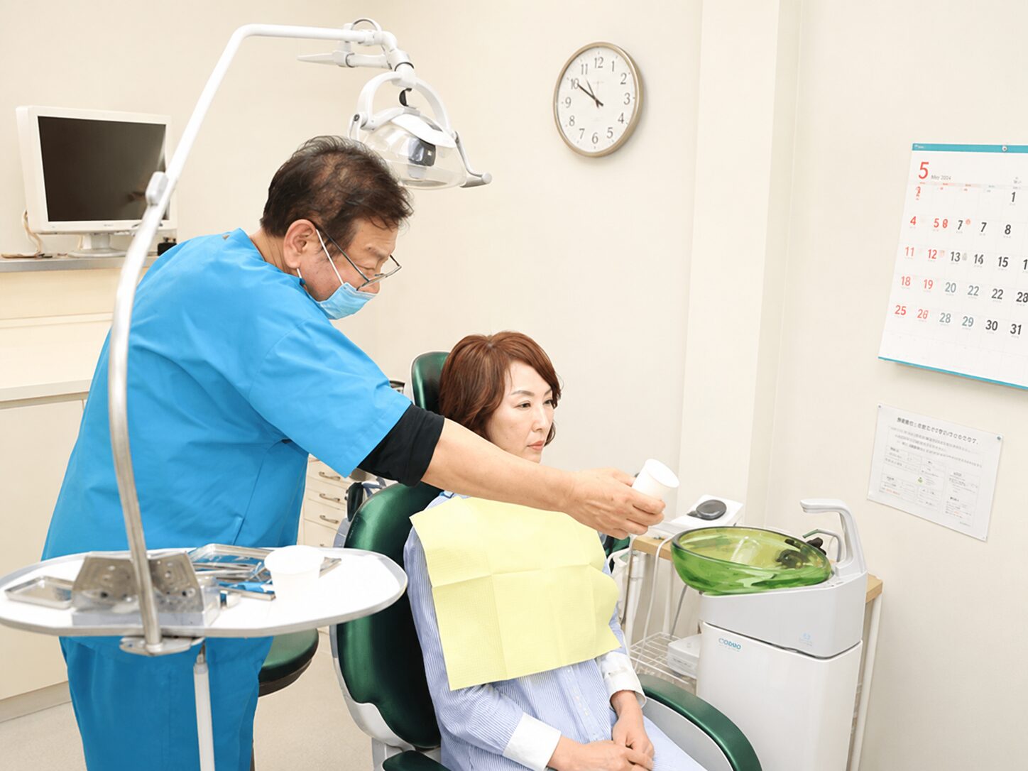 一般の歯科治療を受けている女性