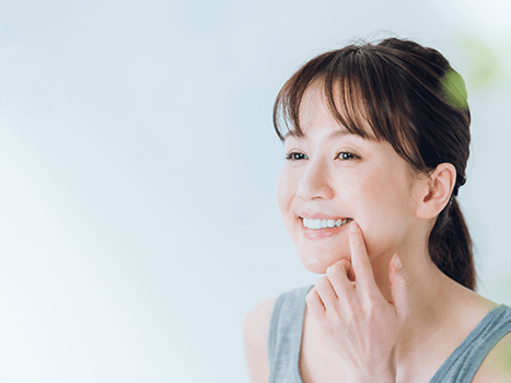大人になってから矯正をして歯並びをきれいにしている女性