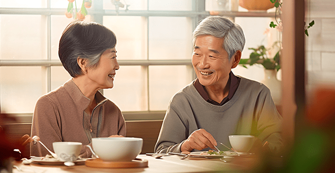 入れ歯を装着して美味しいご飯を食べている老夫婦