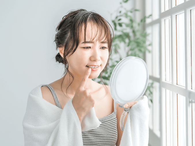 歯の黄ばみを気にしている女性